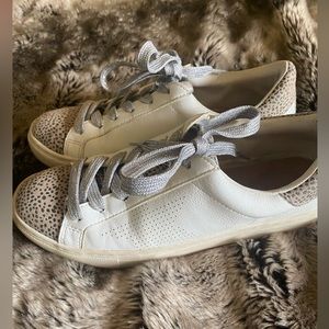 Woman’s Size 9 Universal Thread Sneakers